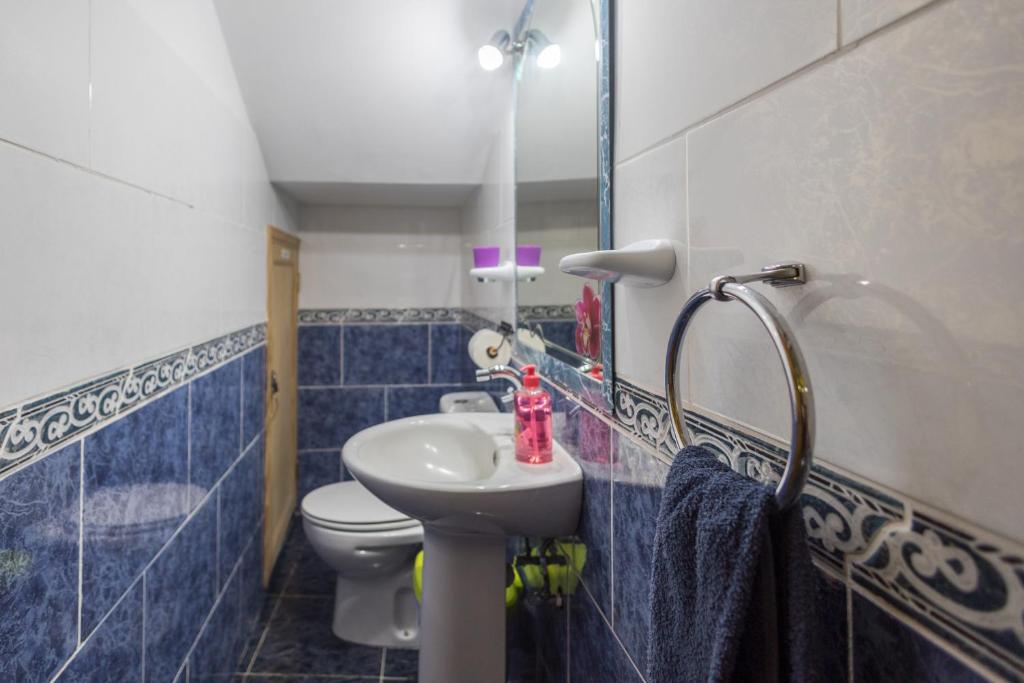 A bathroom at Lightbooking Gadi House Tasarte terraza y barbacoa
