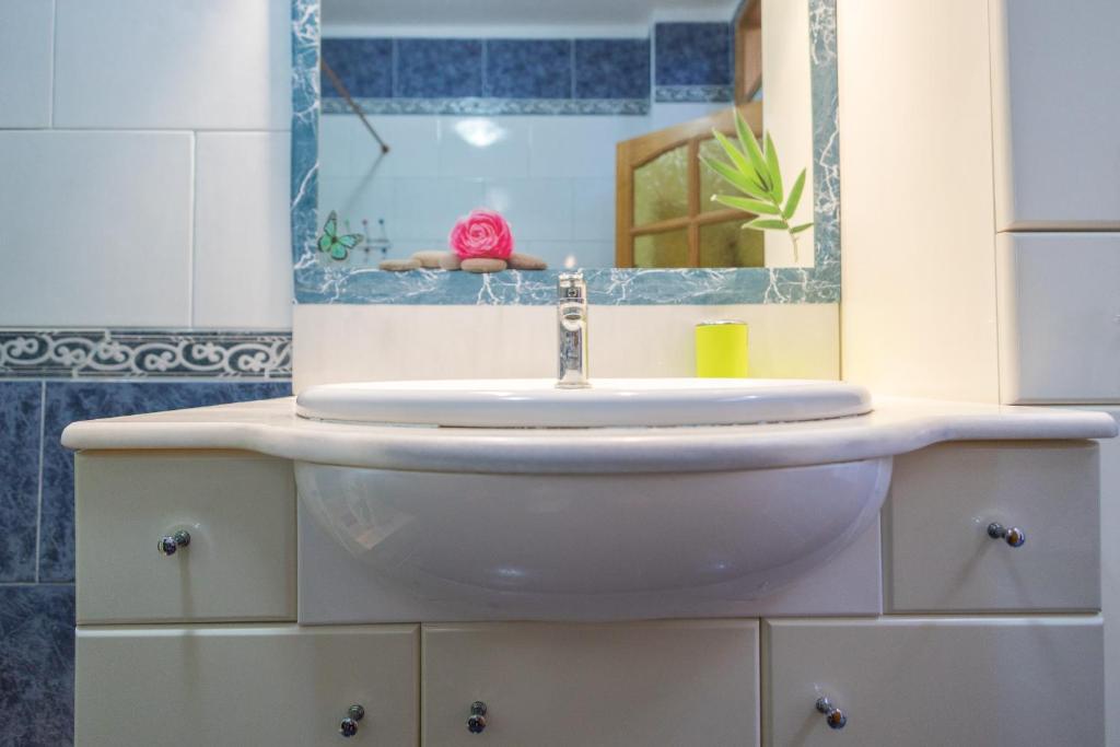 A bathroom at Lightbooking Gadi House Tasarte terraza y barbacoa
