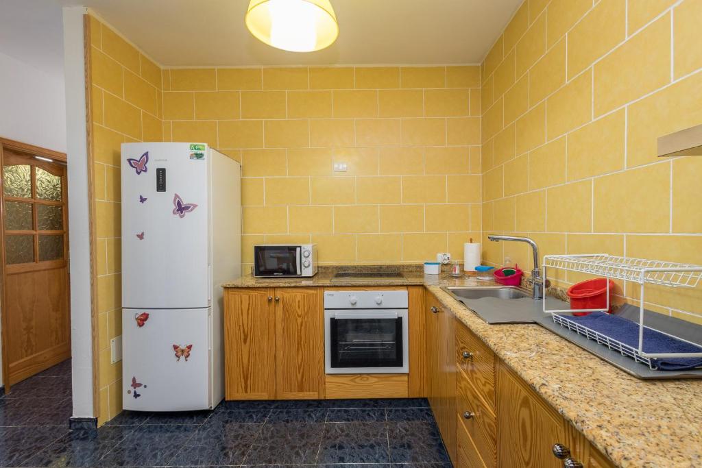 A kitchen or kitchenette at Lightbooking Gadi House Tasarte terraza y barbacoa