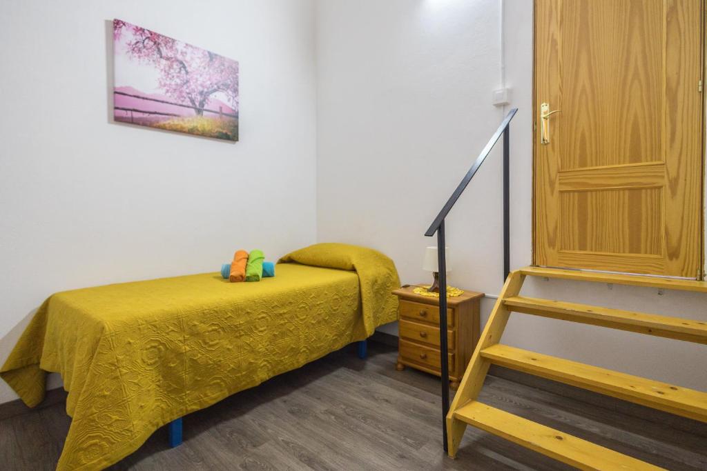 A bed or beds in a room at Lightbooking Gadi House Tasarte terraza y barbacoa