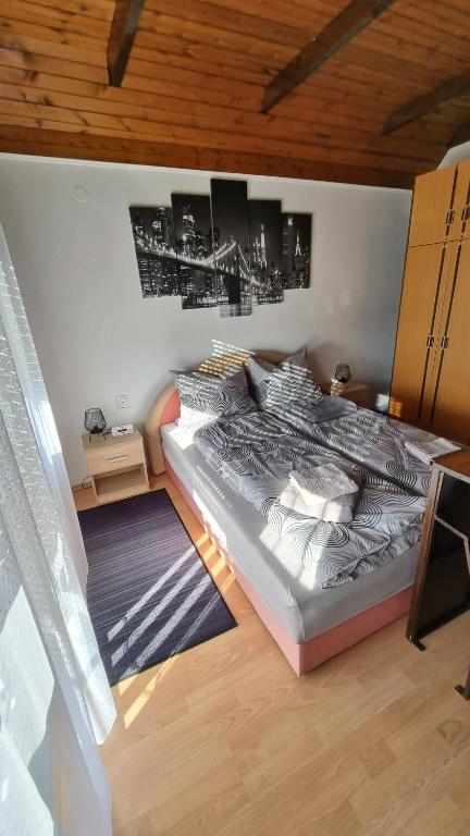 um quarto com uma cama grande num quarto em U Bloku em Donji Miholjac