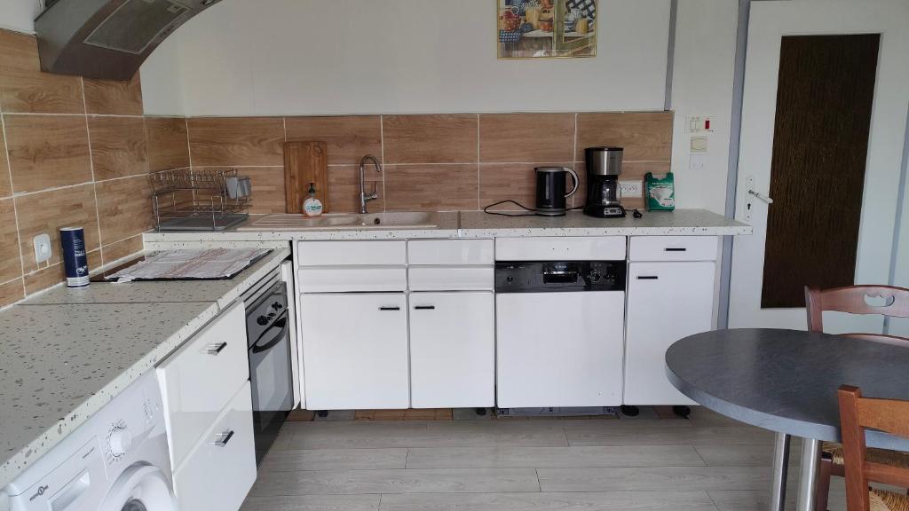 Kuchyň nebo kuchyňský kout v ubytování Appartement les mirabelles entre Strasbourg et Haguenau