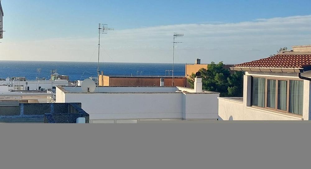 uitzicht op de oceaan vanaf de daken van gebouwen bij Holiday salento in Leuca