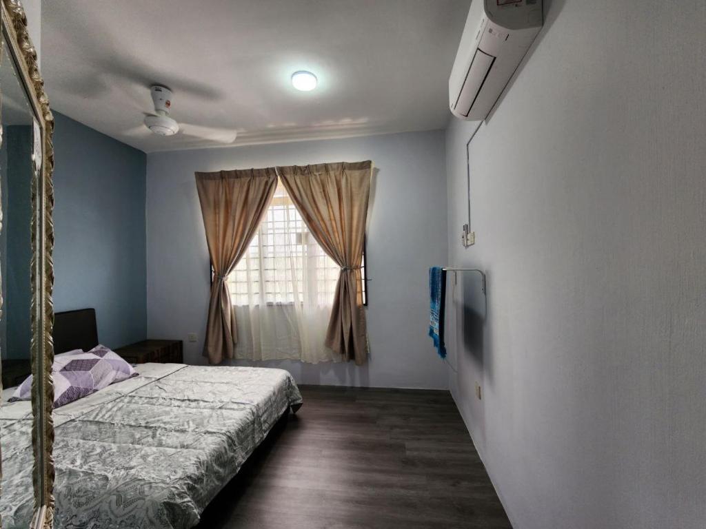1 dormitorio con cama y ventana en Thetamu Homestay مسلم Pesona, en Jalan Baharu