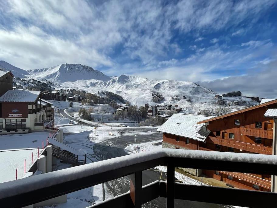 uma vista para uma montanha coberta de neve a partir de uma varanda em Plagne Soleil : Pistes et vue em La Plagne Tarentaise