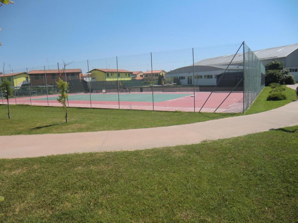 Бассейн в Residence Villaggio dei Fiori con Piscina e Posto Spiaggia Incluso или поблизости