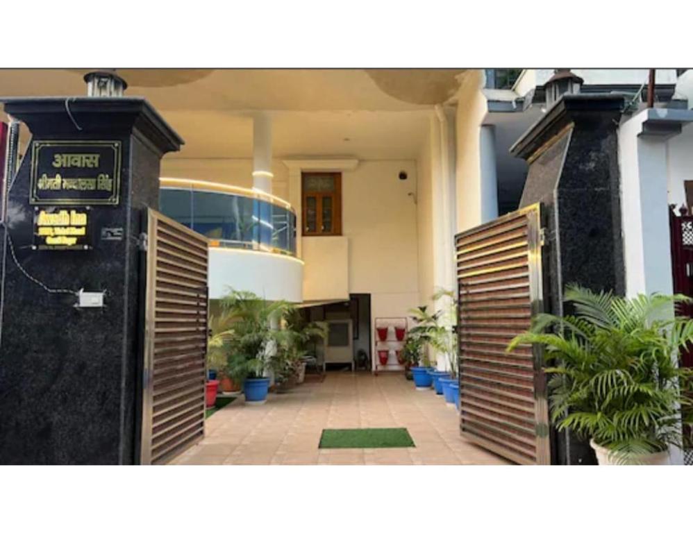 een toegang tot een gebouw met planten op een binnenplaats bij Awadh Inn ,Lucknow in Lucknow