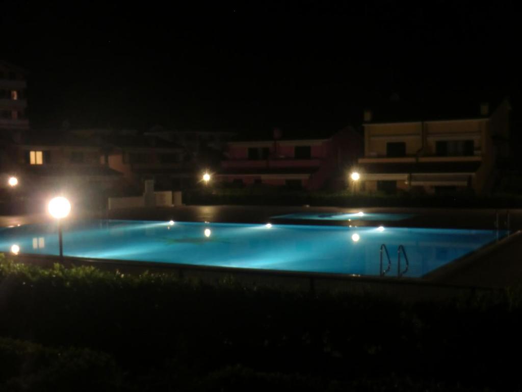 Бассейн в Residence Villaggio dei Fiori con Piscina e Posto Spiaggia Incluso или поблизости