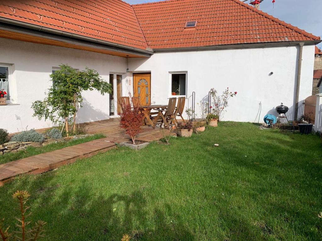 een achtertuin met een houten terras met een tafel bij Ferienhaus Burgblick in Stadtschlaining in Stadtschlaining