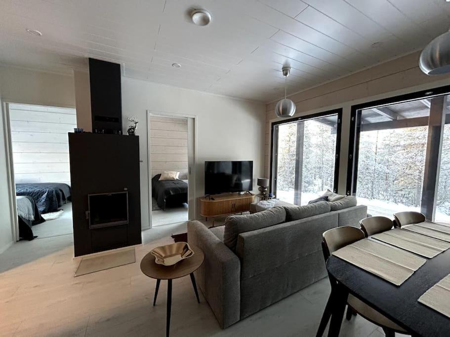 - un salon avec un canapé et une télévision dans l'établissement Villa Tykkylä Ruka, à Kuusamo