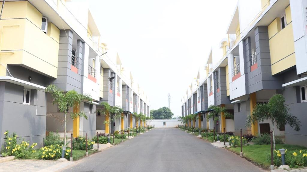 een lege straat in een appartementencomplex bij Pradee Queen Resorts in Tiruvallūr