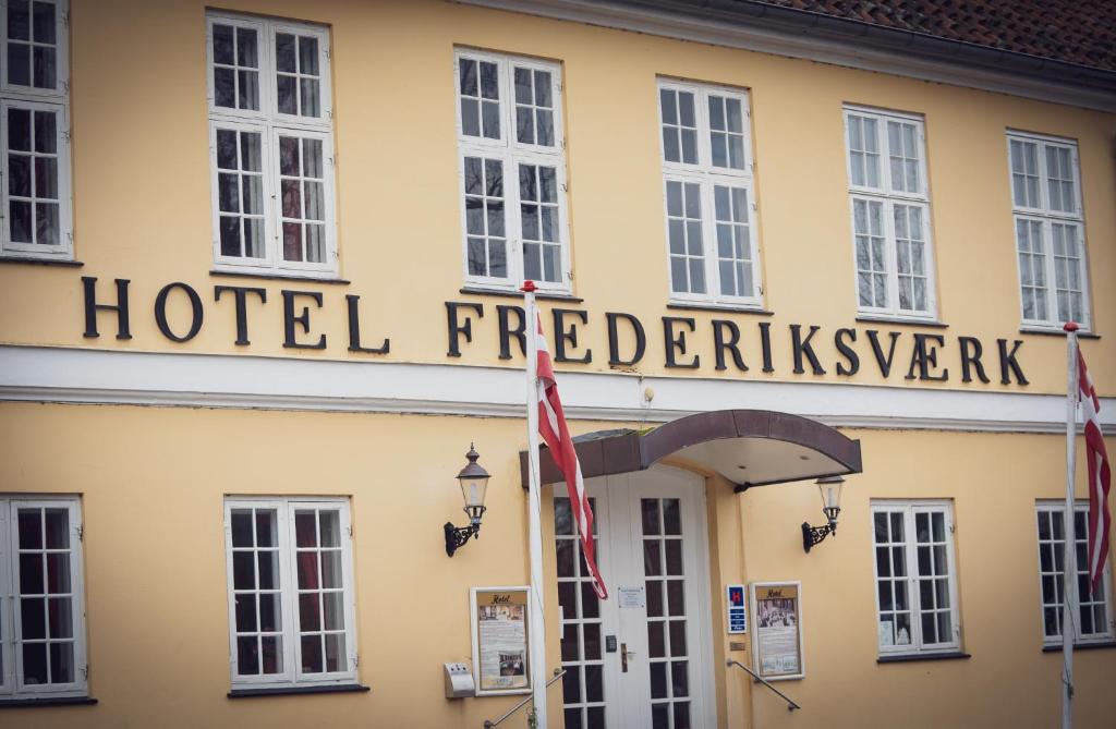 una fachada de hotel con un letrero que lee Hotel Freerksberg en Frederiksværk Hotel, en Frederiksværk