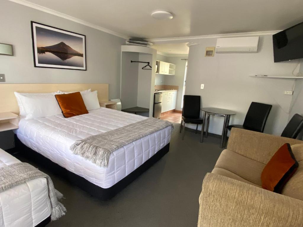 Postel nebo postele na pokoji v ubytování Lakeside Taupo Motel