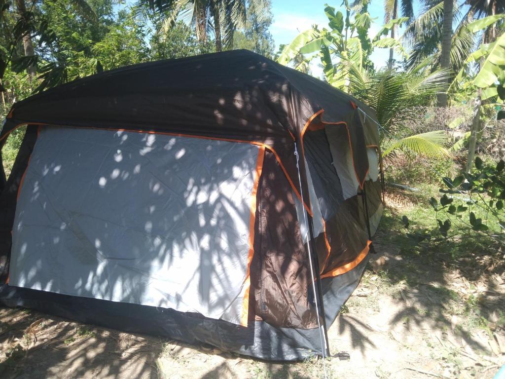 ein Zelt auf dem Boden im Dreck in der Unterkunft Zelt 4 Pers. 2Zi. in Klong Wan