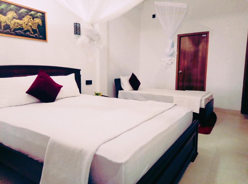 Postel nebo postele na pokoji v ubytování Royal Grand Guest Inn Ella