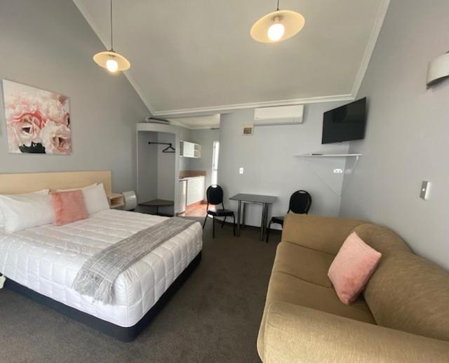 Postel nebo postele na pokoji v ubytování Lakeside Taupo Motel