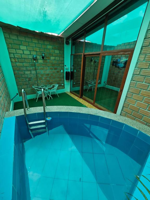 uma vista para uma piscina numa casa em MORALES BUNGALOWS em Tarapoto
