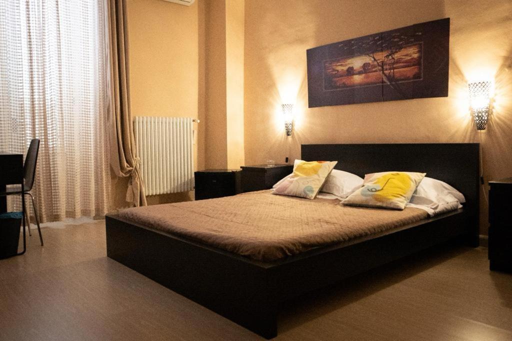 um quarto com uma cama com duas almofadas em ALTROVE b&b em Acquaviva delle Fonti