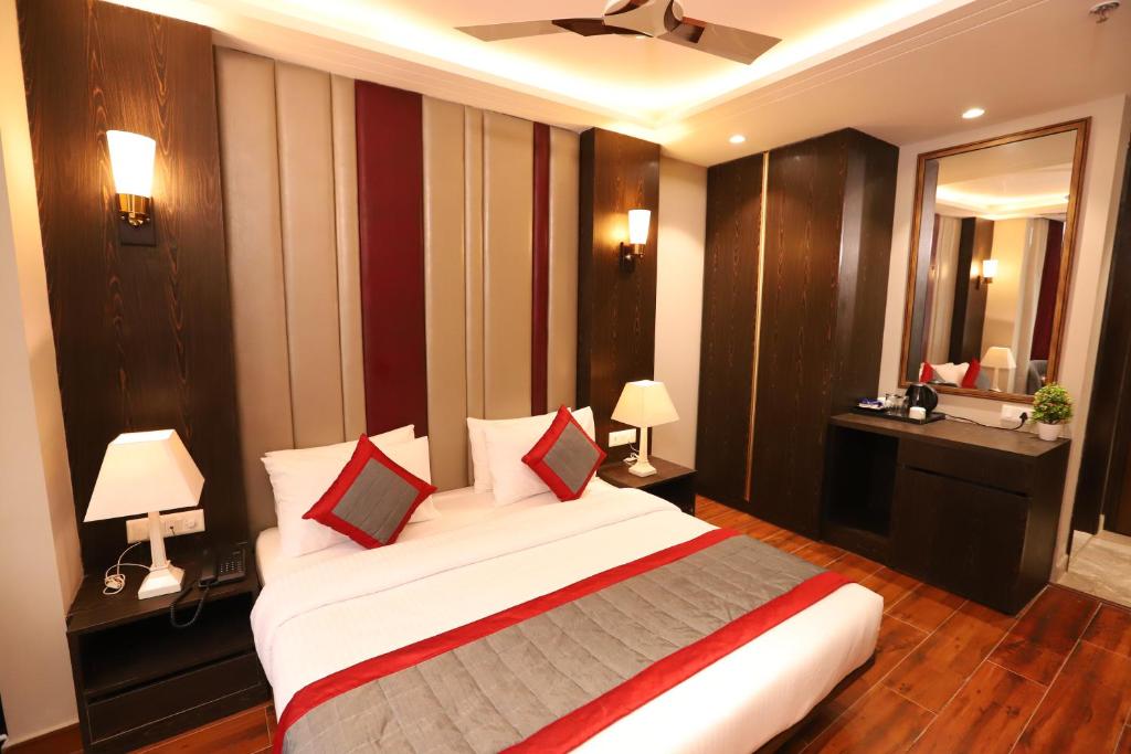 Postel nebo postele na pokoji v ubytování Hotel The Magic Tree - Paharganj New Delhi