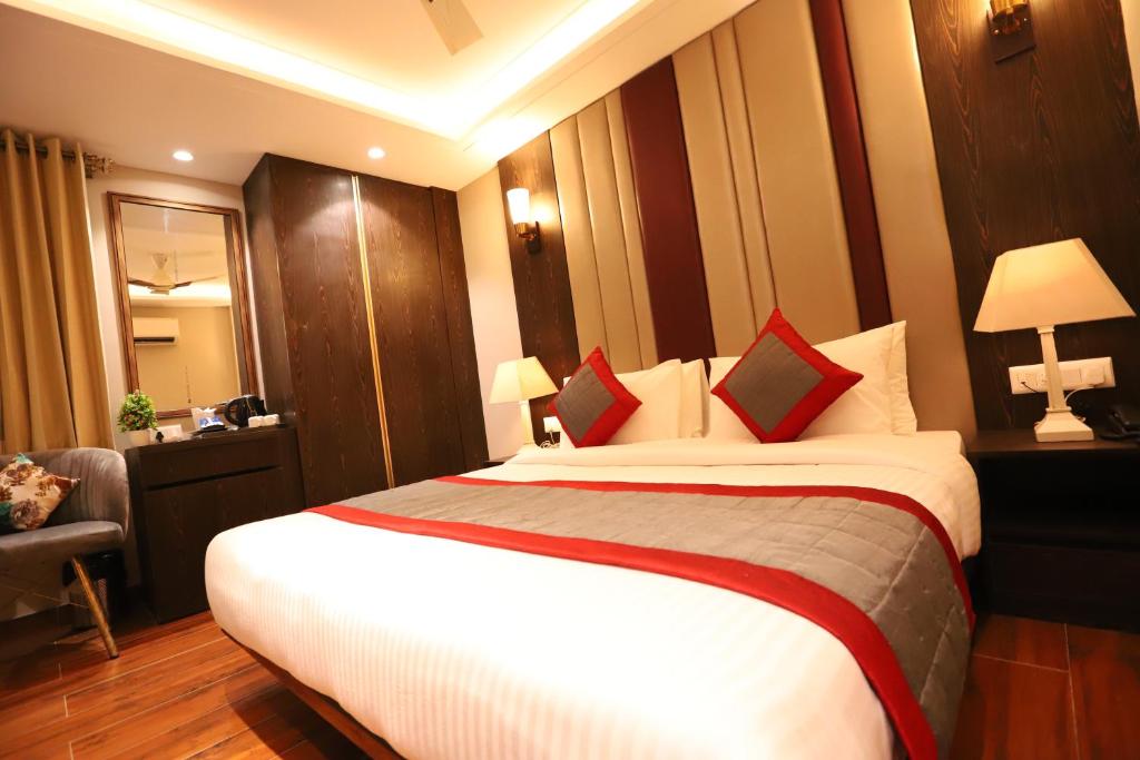 Postel nebo postele na pokoji v ubytování Hotel The Magic Tree - Paharganj New Delhi