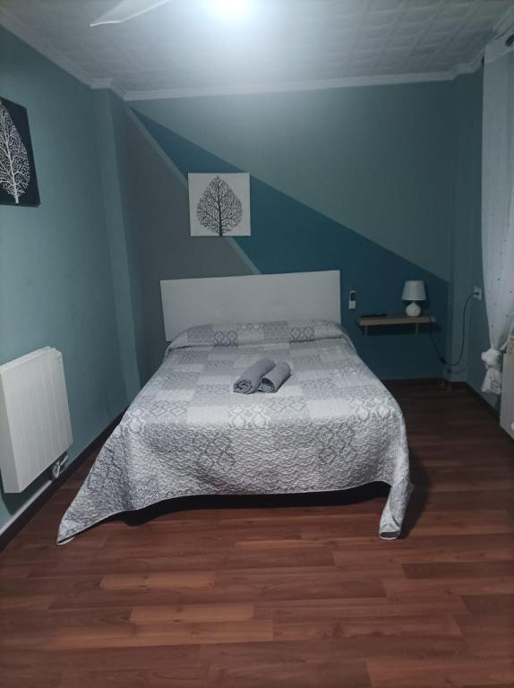 1 dormitorio con 1 cama con pared azul en Habitación2 piso lavanda, en Villena