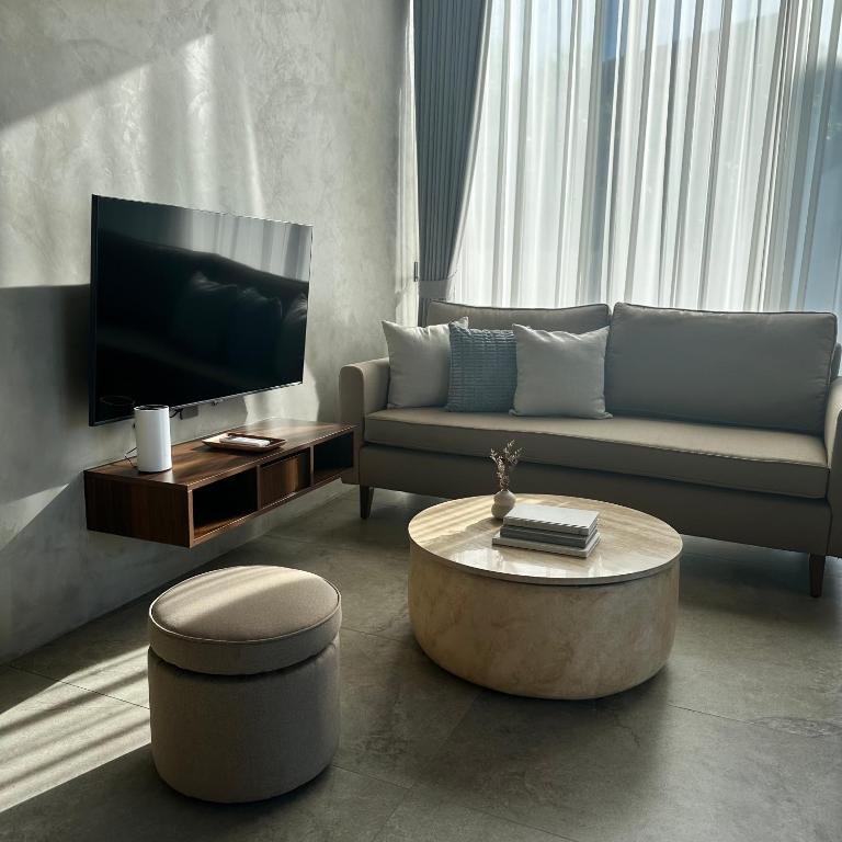 TV a/nebo společenská místnost v ubytování TANA Beach Villas