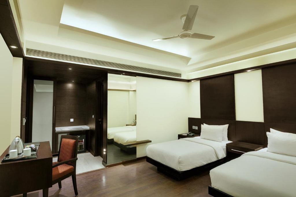 Postel nebo postele na pokoji v ubytování Hotel Godwin Deluxe Near New Delhi Railway Stn Offers Free Airport Pick-up