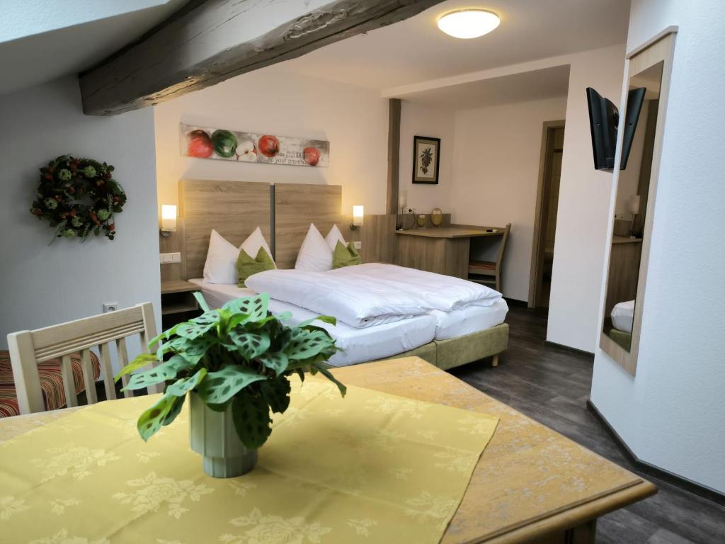 a hotel room with a bed and a table at Wirtshaus am Treidelpfad in Haßmersheim