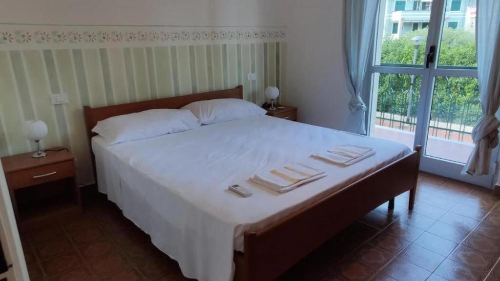 A bed or beds in a room at Hannalore - By Ligooria