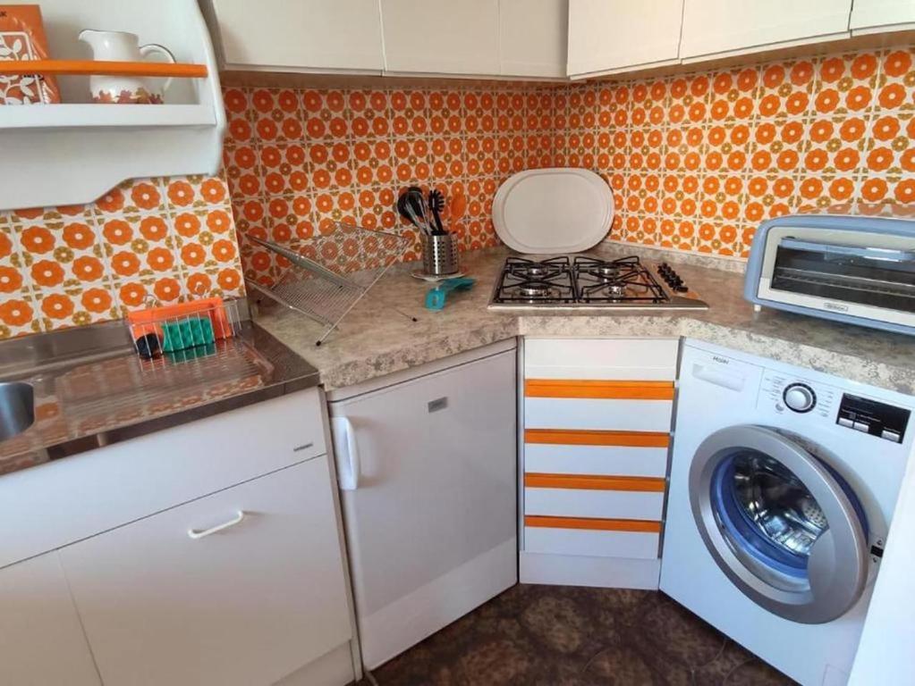 A kitchen or kitchenette at Hannalore - By Ligooria