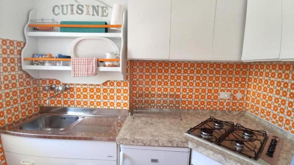 A kitchen or kitchenette at Hannalore - By Ligooria