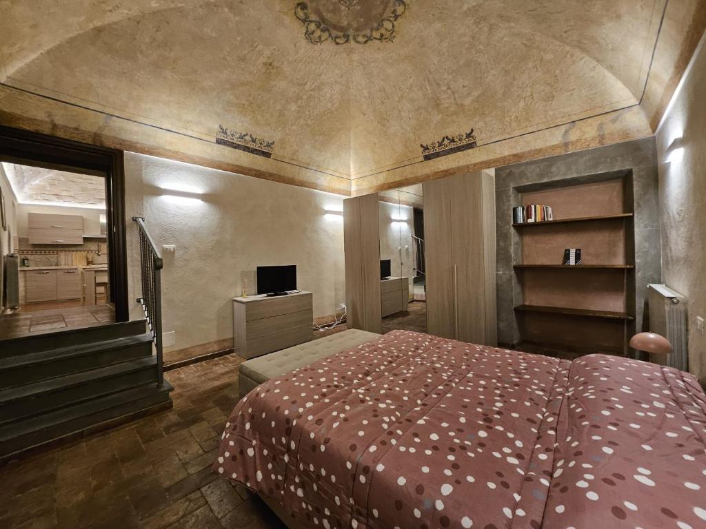 ein Schlafzimmer mit einem Bett und einem TV. in der Unterkunft Doremisia in Tarquinia