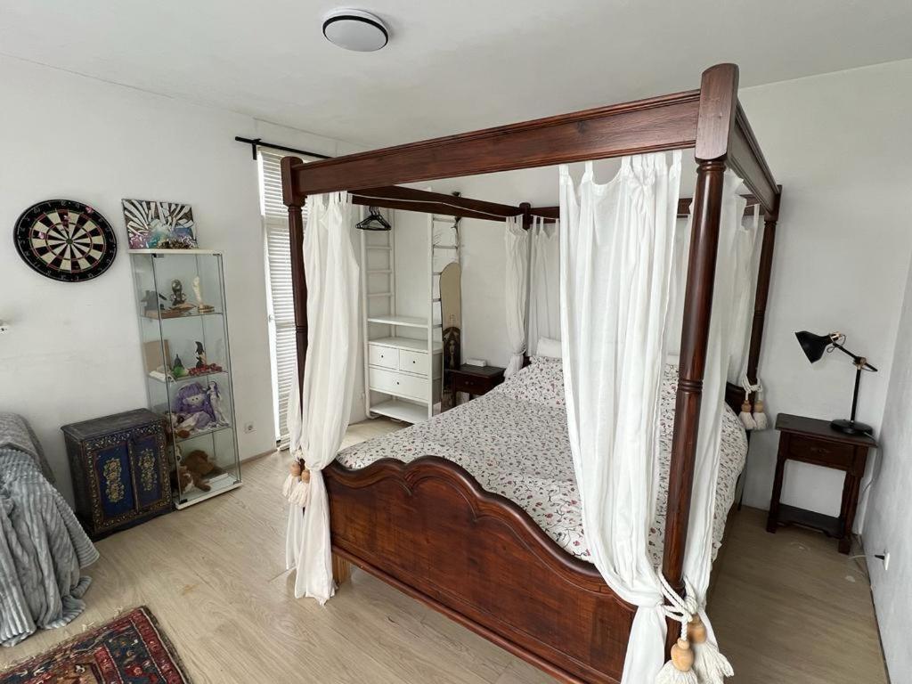 Un pat sau paturi într-o cameră la nice room in residential area
