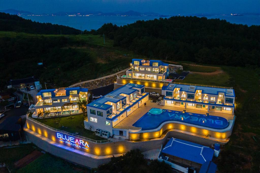 einen Luftblick auf ein großes Haus mit einem Pool in der Unterkunft Yeosu Blueara Premium Pool Villa in Yeosu