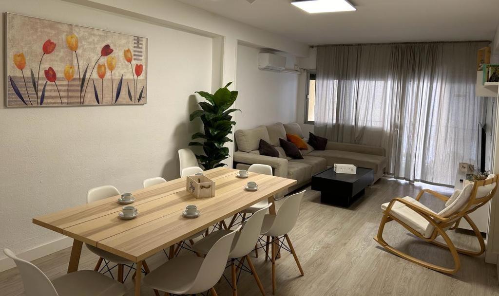 - un salon avec une table et un canapé dans l'établissement Apartamento Buensuceso 46 VFTGR04774, à Grenade
