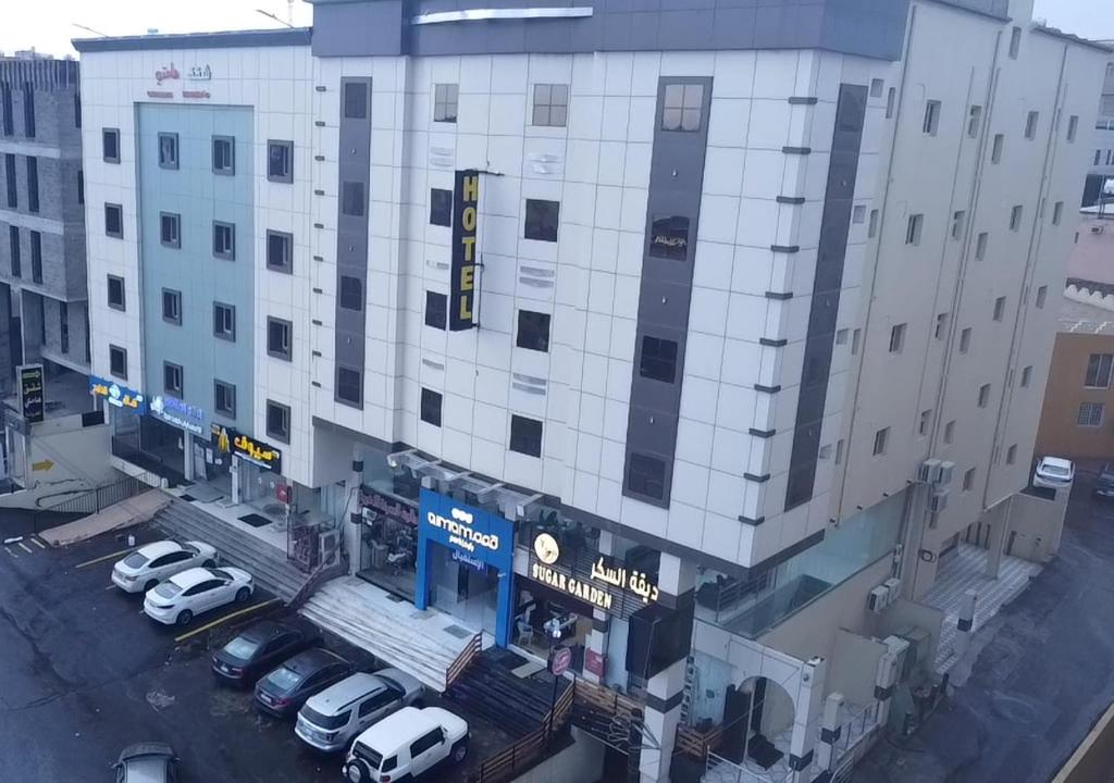 una vista aérea de un edificio con coches aparcados en un aparcamiento en قمم بارك Qimam Park Hotel 2, en Abha