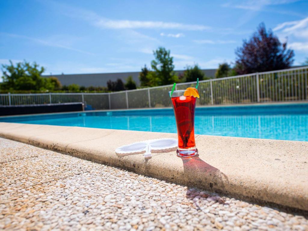 Bazén v ubytování ibis Styles Gien nebo v jeho okolí