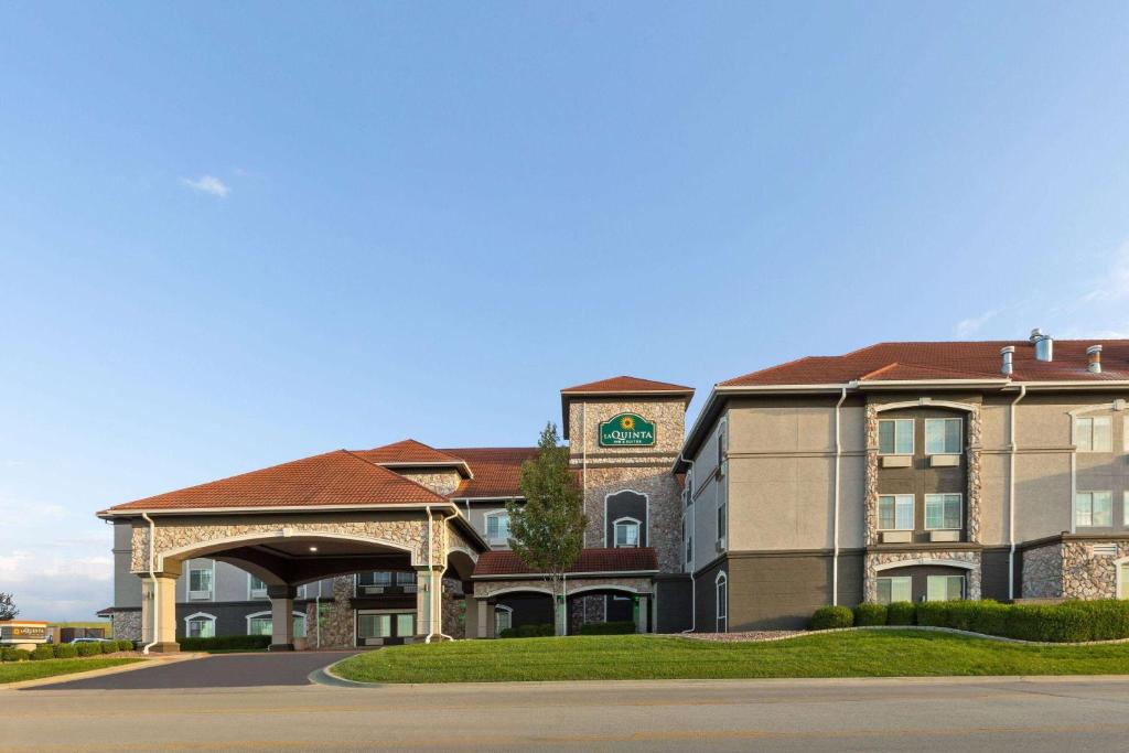 un bâtiment avec une tour d'horloge en haut dans l'établissement La Quinta by Wyndham Olathe, à Olathe