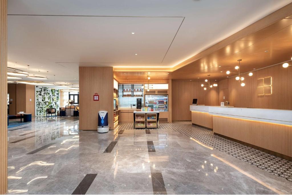 an office lobby with a reception desk and a cash register at Hilton Garden Inn Nanchang in Nanchang