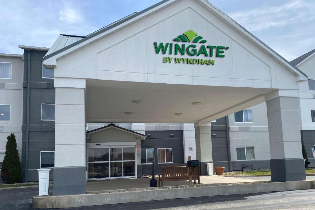Un edificio con un cartello che legge "alato di hynergy" di Wingate by Wyndham Uniontown a Uniontown