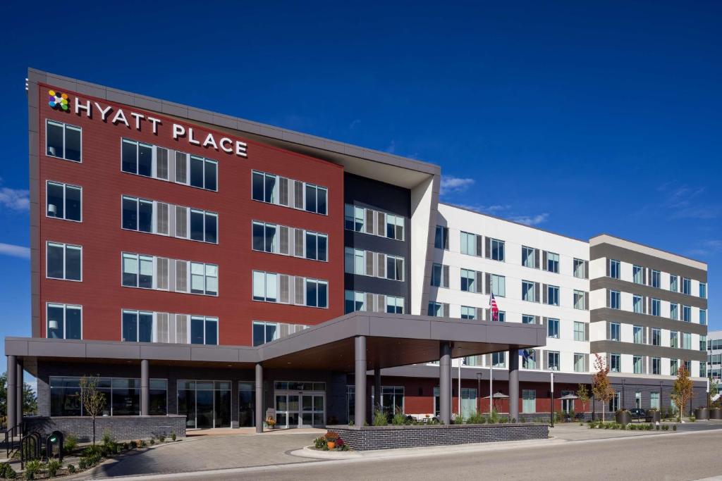 um hotel com um edifício vermelho e branco em Hyatt Place Boise-Meridian em Meridian
