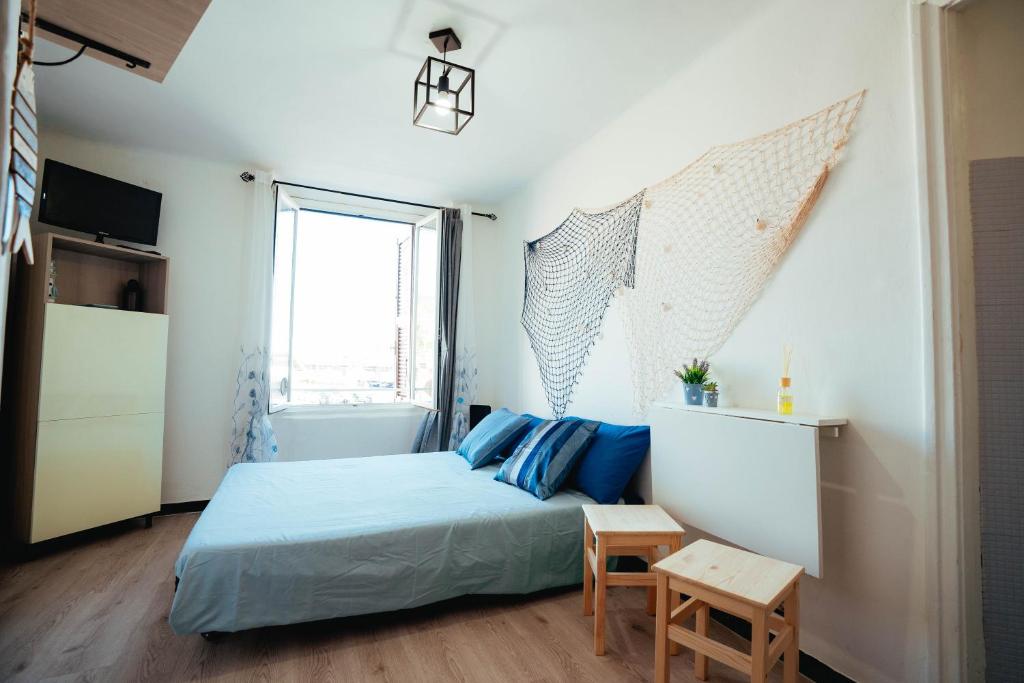 ein Schlafzimmer mit einem Bett mit blauen Kissen und einem Fenster in der Unterkunft CentroCittà vista Porto Genova Terminal Crociere e Metro in Genua