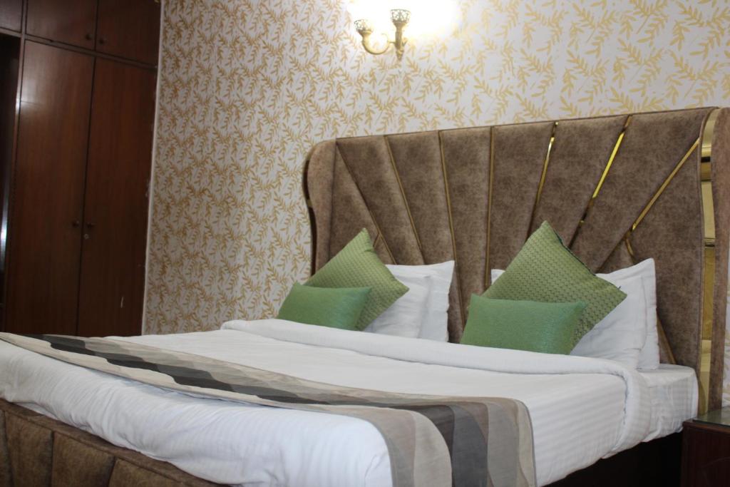 Postel nebo postele na pokoji v ubytování Awasthi Kozi Stays B&B - closest to VFS