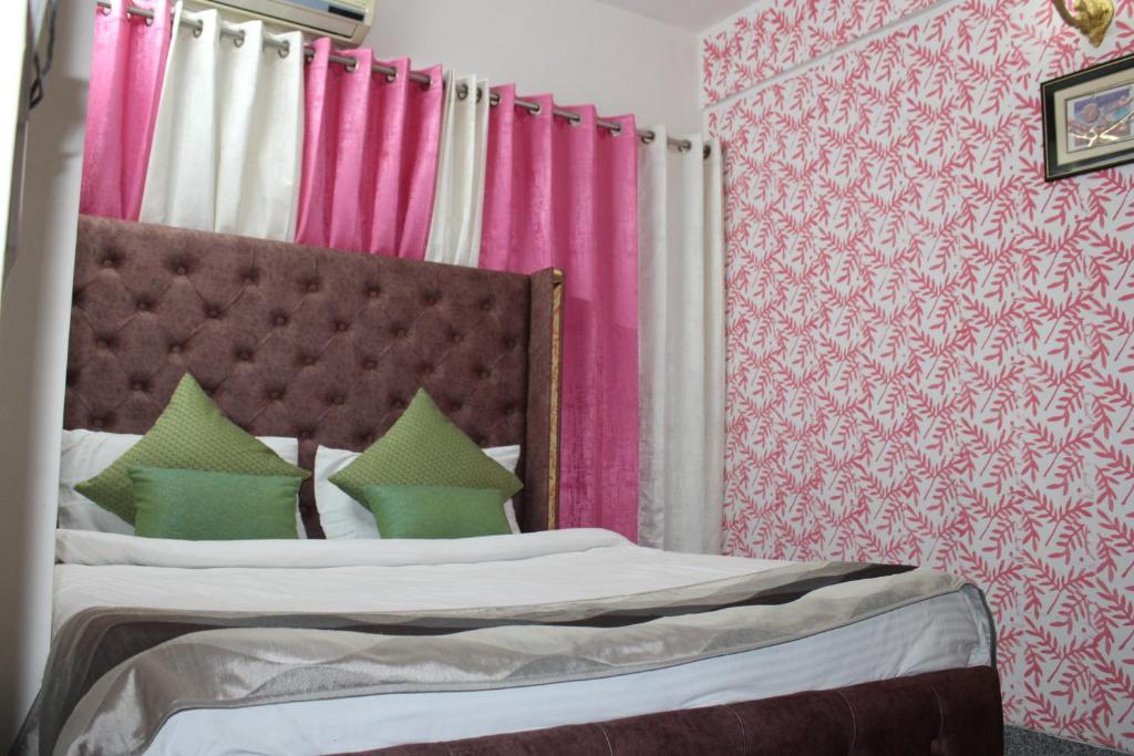 Postel nebo postele na pokoji v ubytování Awasthi Kozi Stays B&B - closest to VFS
