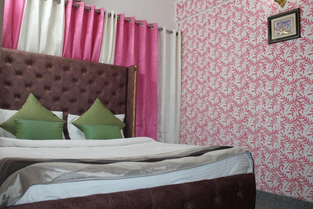 Postel nebo postele na pokoji v ubytování Awasthi Kozi Stays B&B - closest to VFS