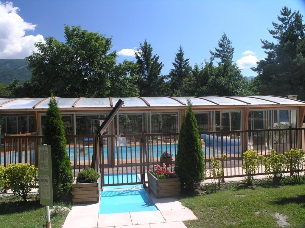 Bazén v ubytování Logis Hotel Le Lac nebo v jeho okolí