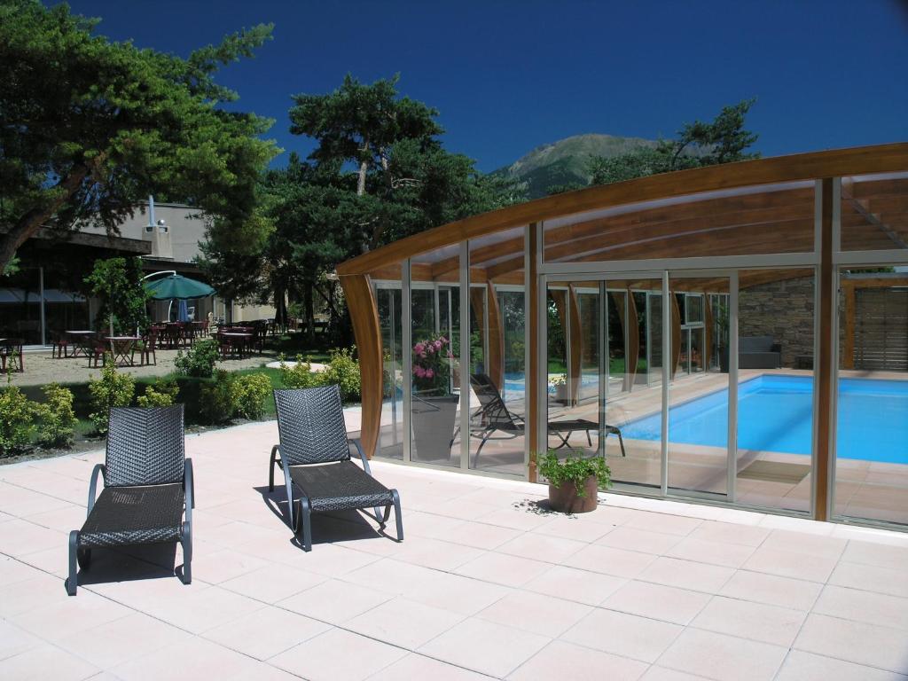 Bazén v ubytování Logis Hotel Le Lac nebo v jeho okolí