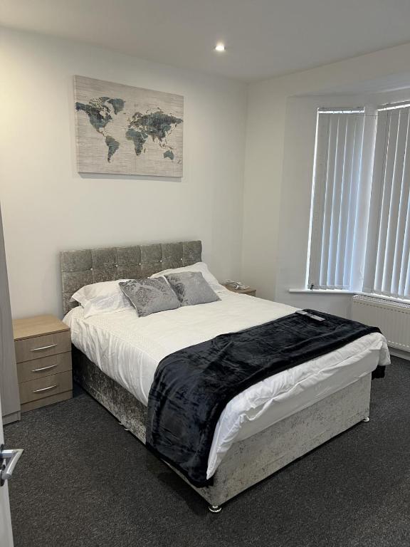 sypialnia z łóżkiem i mapą na ścianie w obiekcie Room with King Size Bed and Private En suite Bathroom in the Centre w mieście Watford