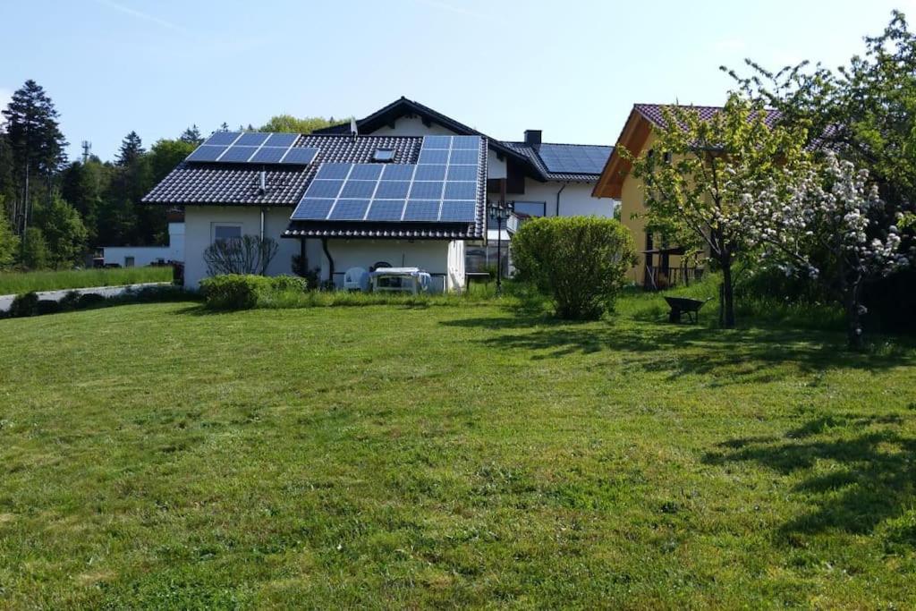 een huis met veel zonnepanelen erop bij 1-Zimmer-Studio am Waldrand in Hammelbach