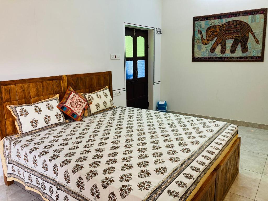 Postel nebo postele na pokoji v ubytování Hotel tulsi palace